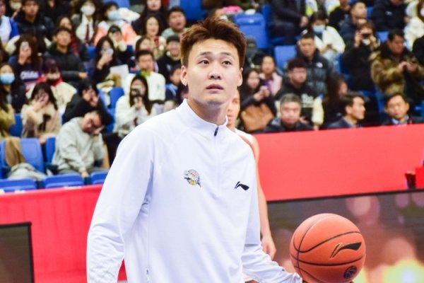 媒体人：翻CBA规定没找到平移合同的内容 注册专员们可能理解