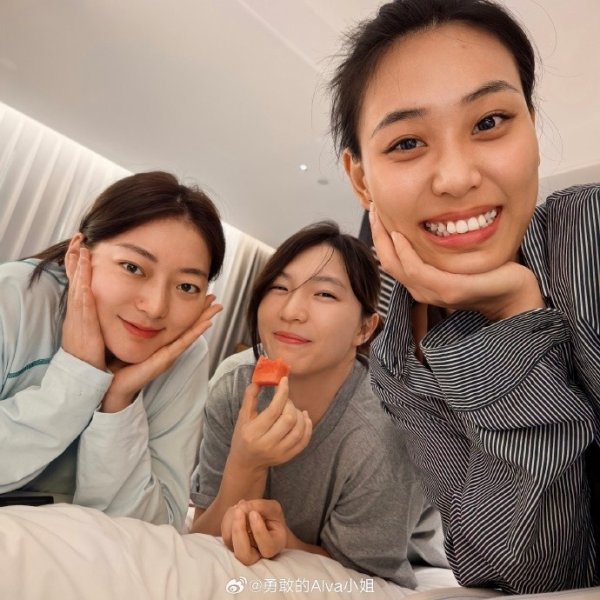 四川女篮球赛  员唐子婷晒近照：人像时刻📷 七夕快乐❤