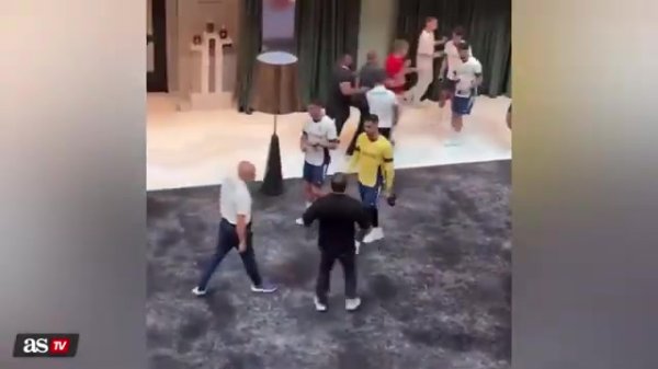 阿斯TV晒视频：一名球迷跑到C罗身边准备自拍，被C罗推开