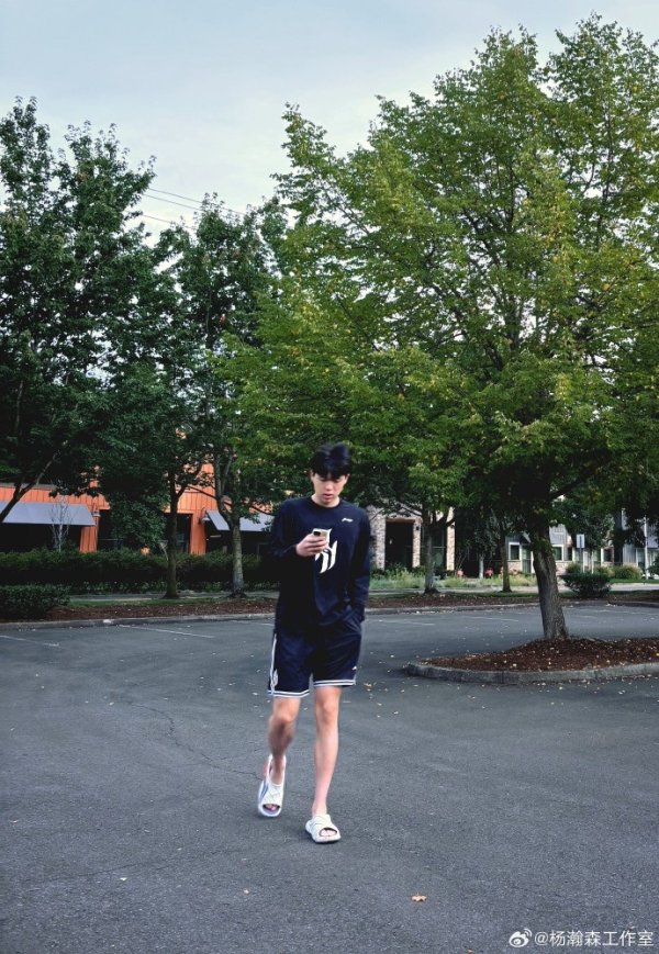 杨瀚森工作室官博晒小杨近照：波特兰的秋🍂