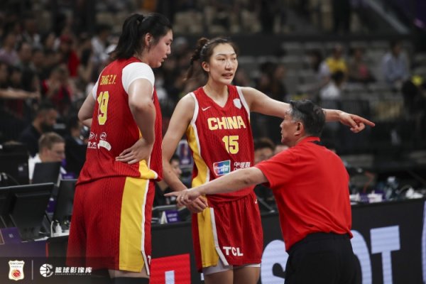 媒体人：阵形    大幅度更新的中国女篮缺了些默契度   在