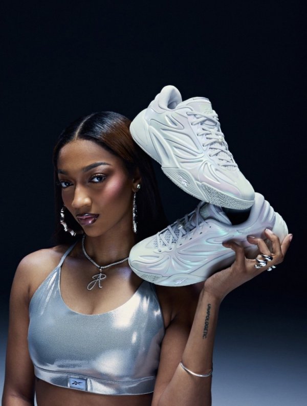 里斯谈签名鞋大卖：已经泪流满面了！感谢人们对我的支持！