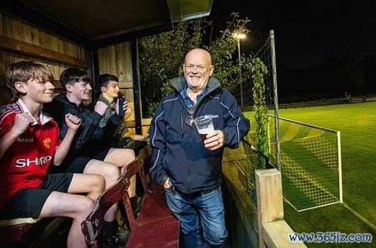大爷真会享受！英国一65岁球迷花5000镑，在自家花园建观赛