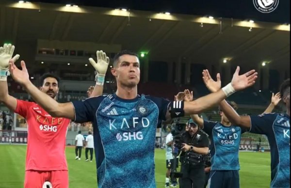 利雅得获胜  取得职业联赛  开门红，C罗与队友庆祝时表演维