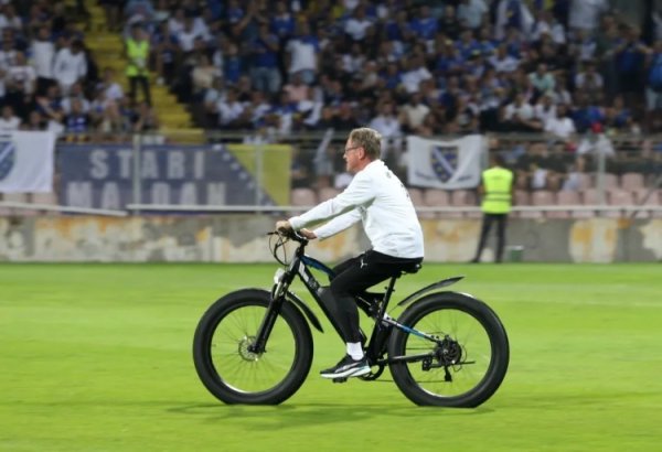 脚踝有伤！奥地利主帅朗尼克赛后骑电动单车骑车    谢场