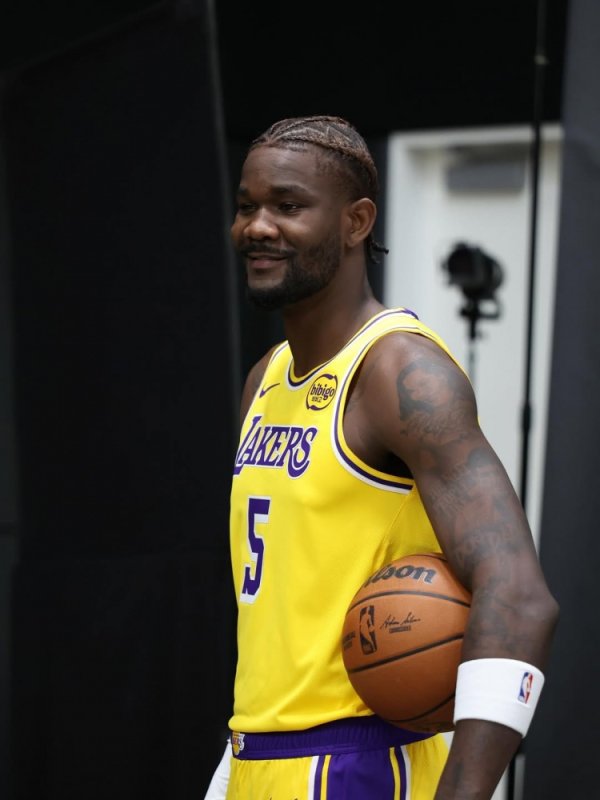 湖人杆位五号位？艾顿在社媒晒出多张定妆照：在NBA的第八年🎱