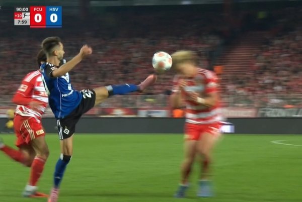 维埃拉抬腿跑  对峙  被出示直红，倒地后痛苦捂住膝盖