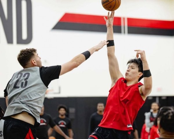 持续进步！开拓者练习  营第三日返图：杨瀚森对位克林根