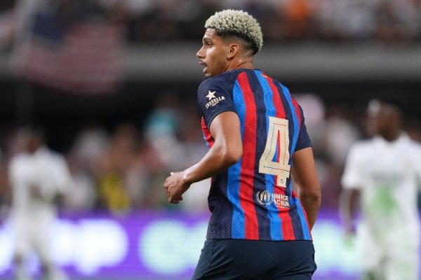 前巴萨青训指导教练员：阿劳霍跑起来回抢时，让整个运动活动  