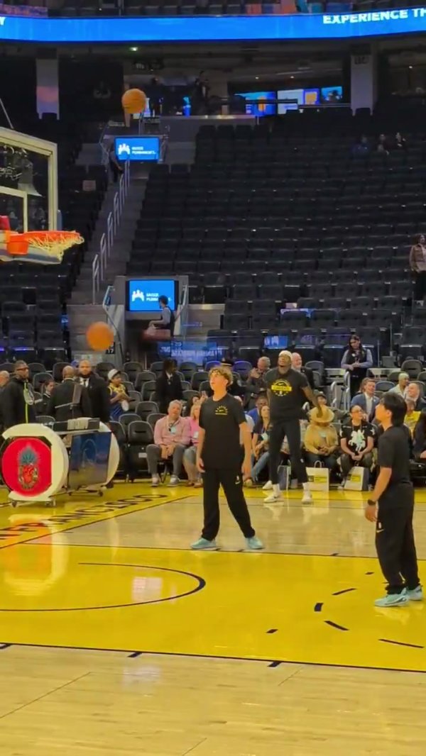 美记谈范德彪远投：能够投进一些底角空位 但也就仅此而已了