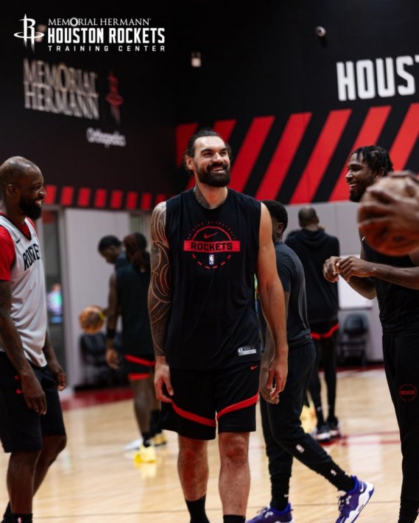 氛围轻松！火箭官方晒练习  照：亚当斯&谢泼德&am