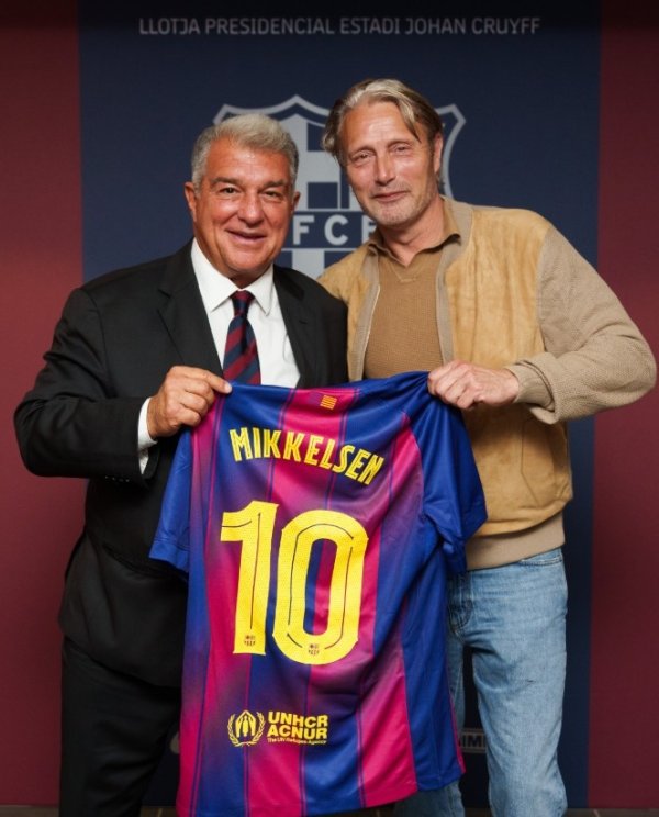 优雅的反派！“拔叔”米科尔森现身巴萨包厢并获赠运动活动   