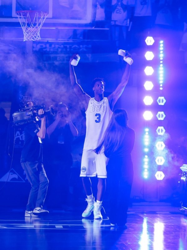 迪班萨首秀！球队赛季启动夜 队内对峙  赛贡献9分5助！