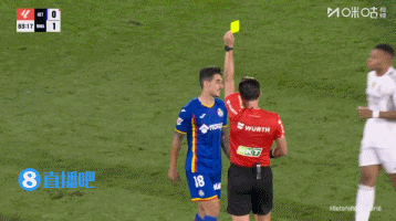 又一张驱逐  ！赫塔费球员绊倒维尼修斯，两黄变一红被罚下