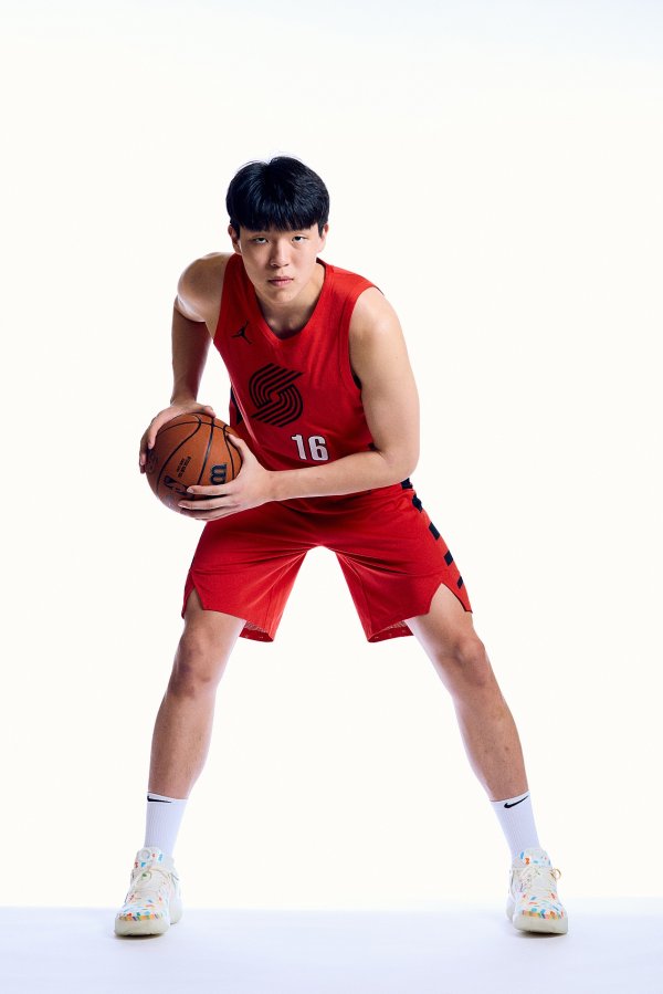 媒体人：杨瀚森三威胁 直接启动 运一步进去直接上篮 对方很难