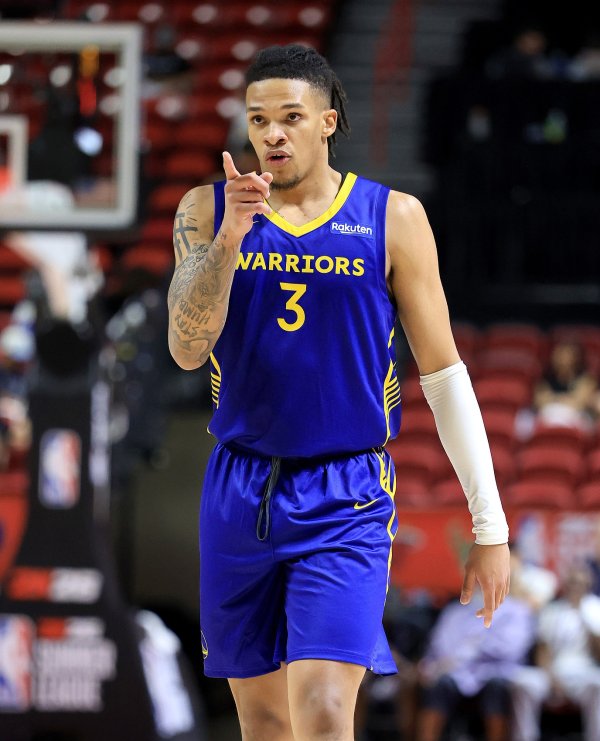 打得不错！56号秀理查德半场4中3贡献8分2板1助