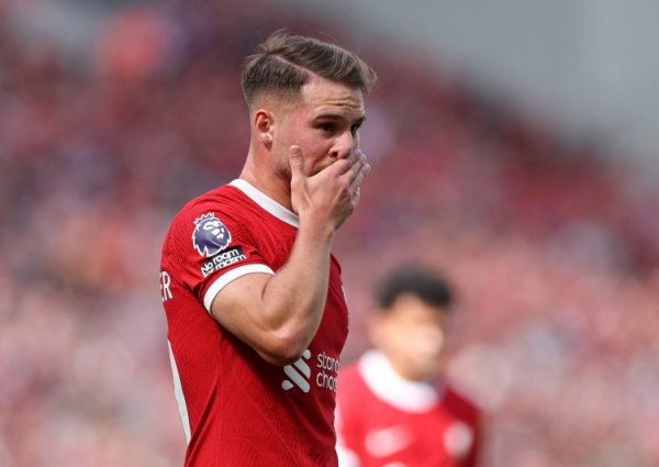 对阵曼联上半场麦卡利斯特总计只有13次触球，没有球员比他更少