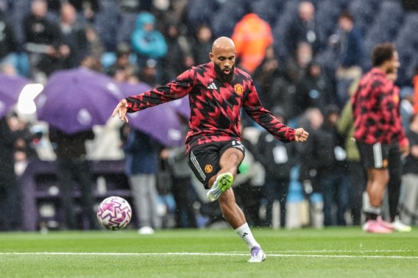 在安菲尔德运动活动    场  进行的英超职业联赛  ，曼联