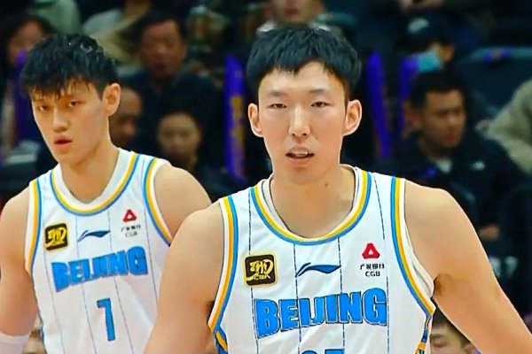 若小曾回CBA首钢阵形    ：周琦赵睿曾凡博陈盈骏领衔 翟