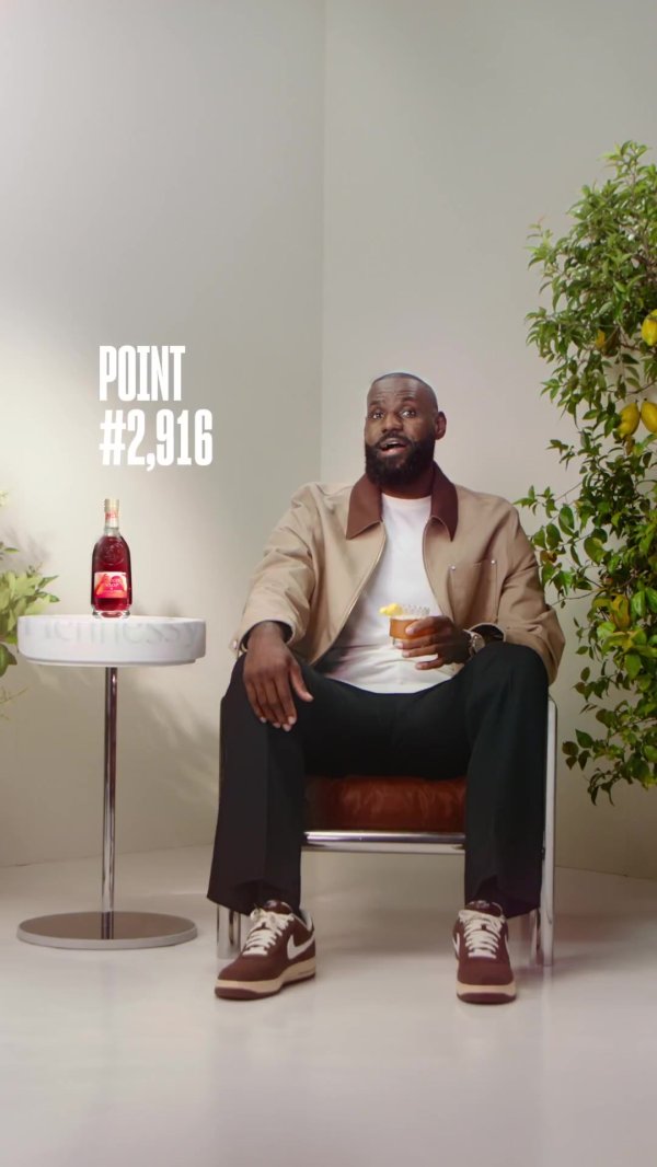 詹姆斯再发轩尼诗广告：巧克力盒内味道未知 但美酒可知！