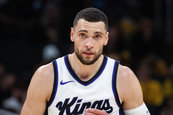 中规中矩！拉文上半场8投3中&三分6中3 砍下13分