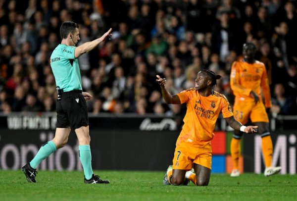 前裁判    ：西甲裁判    过于安逸，他们只为利益工作，