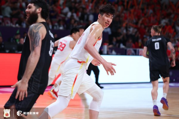 余嘉豪：西班牙职业联赛  节奏很快 时间很短 所以容错率非常