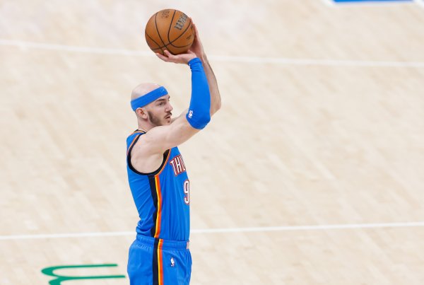 防卫  依旧顶级！卡鲁索9中3&三分6中2拿8分 2