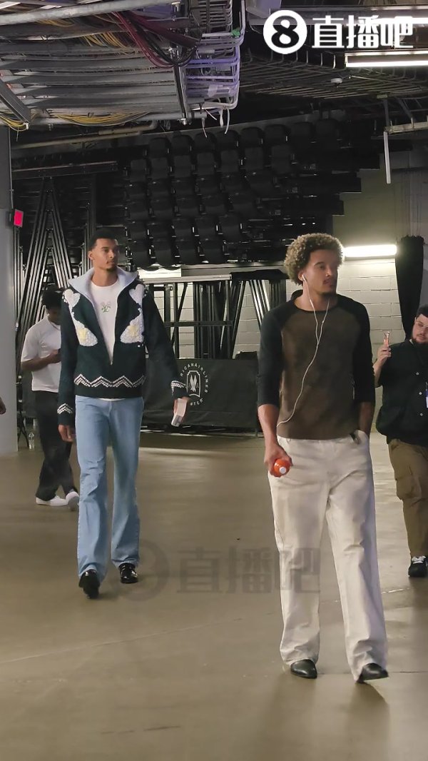 小吧在达拉斯带来现场报道🤓近距离看2米24的文班是什么感受 