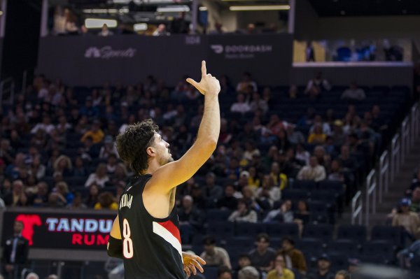 路走宽了！阿夫迪亚半场10分2板1助 传送球  给杨瀚森助其